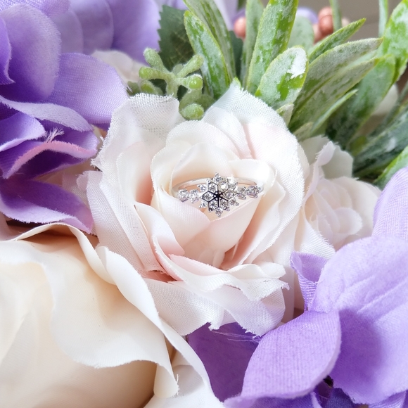 💋2 for $49 NEW DAINTY SILVER SNOWFLAKE RING - Picture 4 of 13